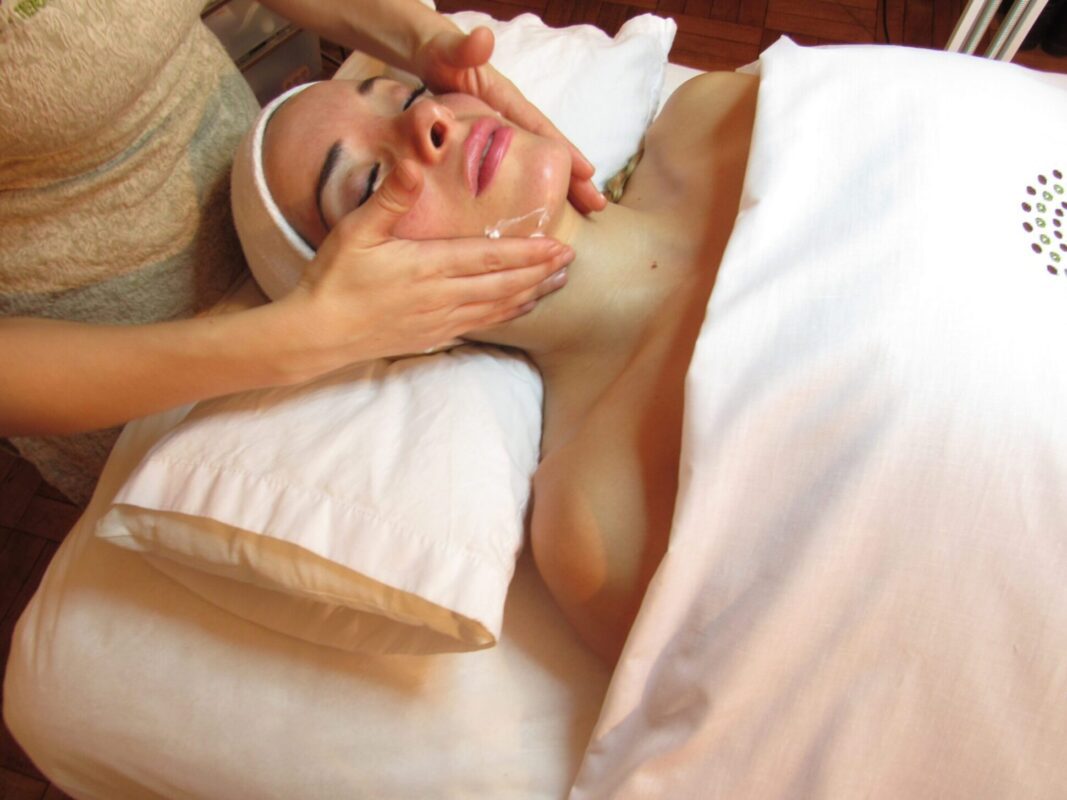 Tratamiento facial hidratante y descongestivo